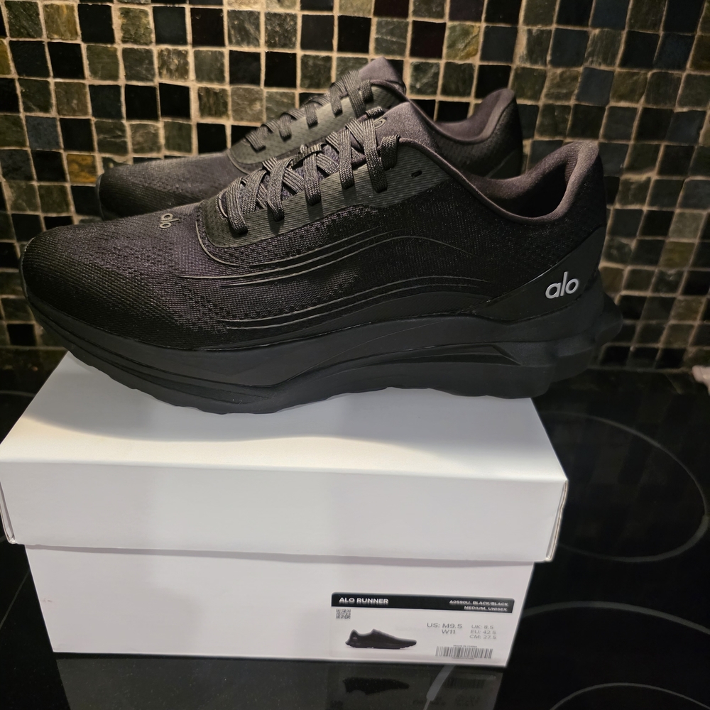 NWT ALO Yoga ALO Runner UNISEX Black Athletic Shoes SOLD OUT EVERYWHERE